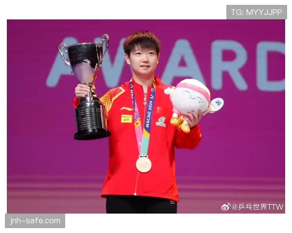 孙颖莎训练完随手啃蛋白棒的样子，真不像拿过那么多冠军的人